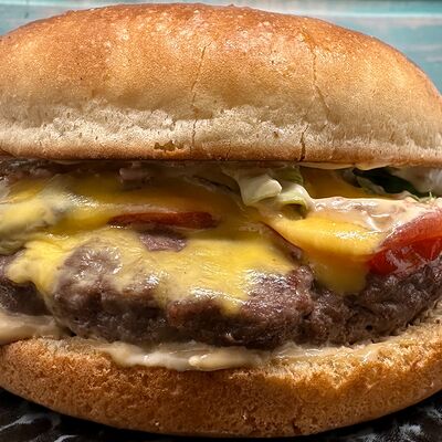 Бургер с мраморной говядиной и перцем конфи в Сова по цене 795 ₽