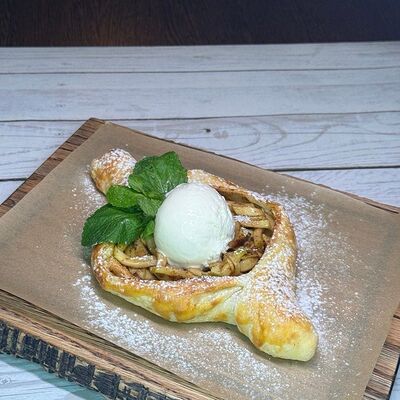 Штрудель по-грузински с яблоком и мороженым в Тут харчо по цене 480 ₽