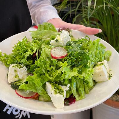 Легкий салат-микс с брынзой и заправкой из кинзы в Эник Беник по цене 660 ₽