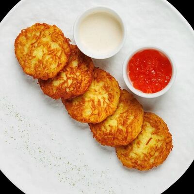 Драники с икрой лосося и фермерской сметаной в Urartu по цене 1080 ₽