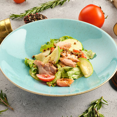 Свежий салат с имбирным цыпленком и цукини в Грузина Мама по цене 430 ₽