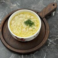 Суп с куриными фрикадельками и домашней лапшой в Flamin