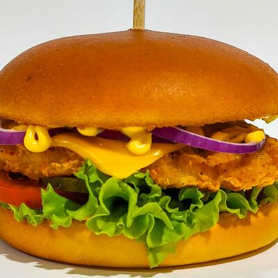 Бургер с куриной котлетой в Добрая кухня по цене 519 ₽