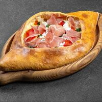 Хачапури с пармской ветчиной и страчателлойв Merzen