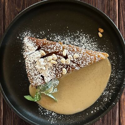 Яблочный пирог без глютена с ореховым соусом в Кролик и Волк по цене 360 ₽