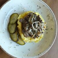 Бефстроганов с картофельным пюре в Про Тесто
