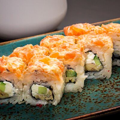 Запеченный ролл Токио в Суши Море Мото по цене 399 ₽