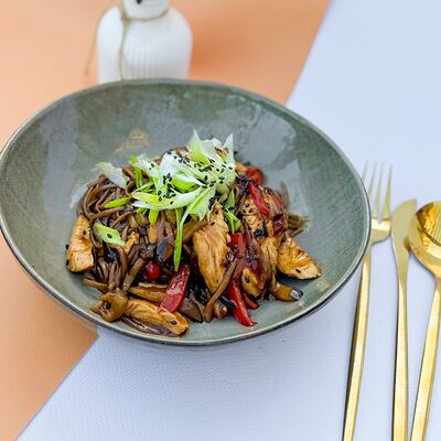 Гречневая лапша в густом соусе терияки в Wow Tortik по цене 650 ₽