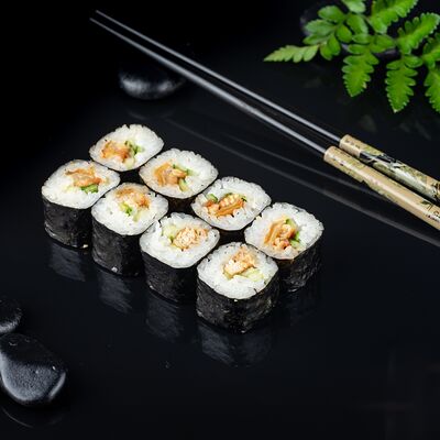 Ролл с угрем и огурцом в Татаки по цене 279 ₽