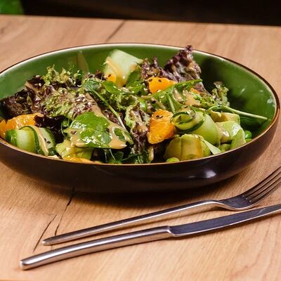 Зеленый салат с сезонным фруктом в THE ZAVTRAK по цене 800 ₽