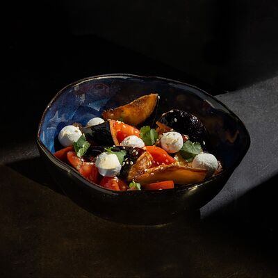 Салат с хрустящими баклажанами в Tangiers Lounge по цене 690 ₽