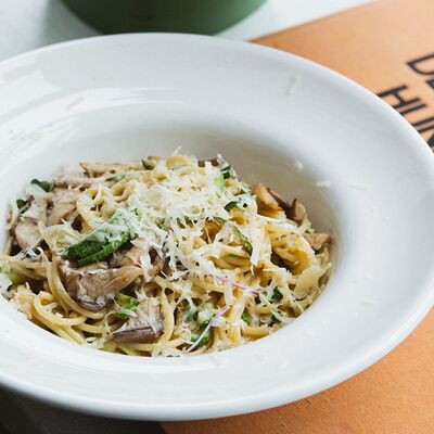 Спагетти с куриным филе, цукини и вешенками в Semplice Secondfloor по цене 410 ₽