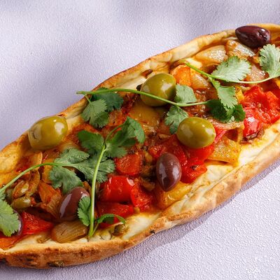 Пиде с печеными овощами и оливками в Чайхана Пахвала по цене 590 ₽