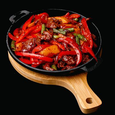 Пикантная говядина в сковороде в Ролл Маркет по цене 589