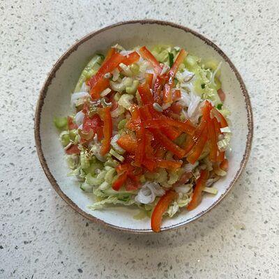 Салат из свежих овощей с фунчозой в Кофеин по цене 330