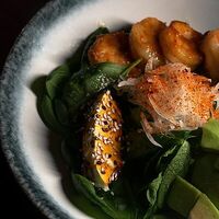 Креветки с авокадо в More More