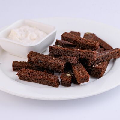 Чесночные гренки с соусом в Черная Кошка по цене 369 ₽