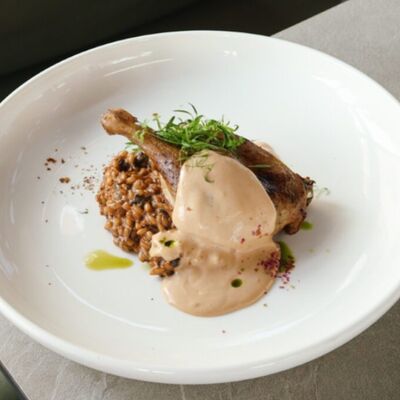 Утиная ножка с полбой и соусом капучино в Литвины по цене 35 р.