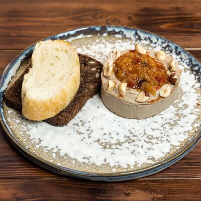 Паштет из куриных потрохов, чатни из груши и изюма, хлеб в Трактир Колесо по цене 473 ₽