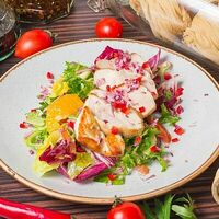 Салат с курицей-гриль и апельсинами в Луиджи & Тосё