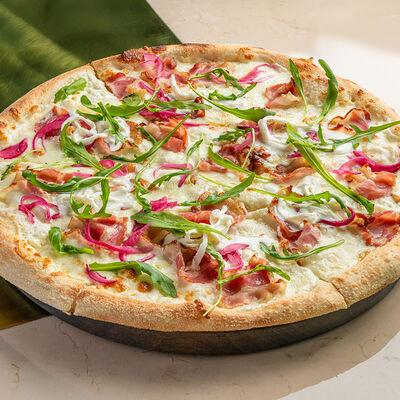 Пицца с беконом, страчателлой и красным луком в Муссоны по цене 1100 ₽