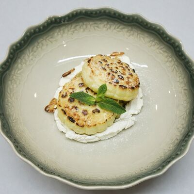 Сырники с яблоками в меде с корицей и взбитой сметаной в Мёд и Масло по цене 420 ₽