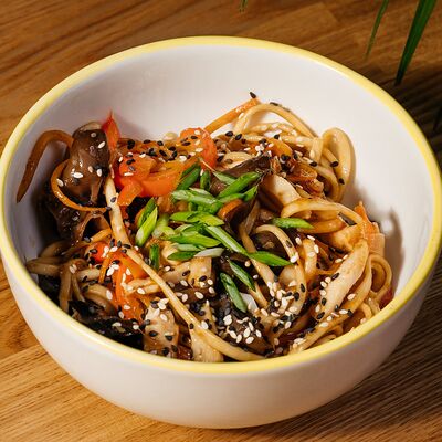 Удон с цыпленком в Cream Soda по цене 670 ₽