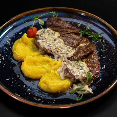 Медальоны из говядины с картофельным пюре и грибами в Fusion по цене 1590 ₽