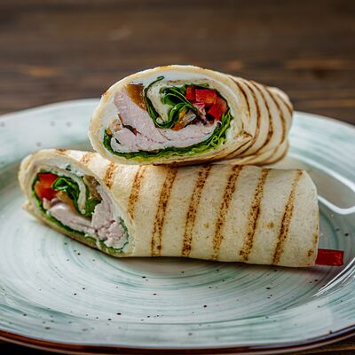 Ролл с перчиками халапеньо и курицей в Гастробар Феллини по цене 290 ₽