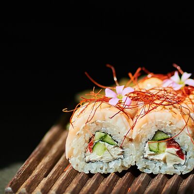 Ролл с креветками и зеленью в Полтора тигра по цене 640