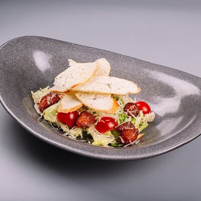 Салат Цезарь с курицей в Crazy Brothers! 4-х этажная Пицца по цене 690 ₽