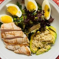 Зеленый салат с курицей, авокадо и киноа в Mama Roma