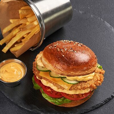 Бургер с куриным шницелем в Lafa Lounge по цене 790 ₽