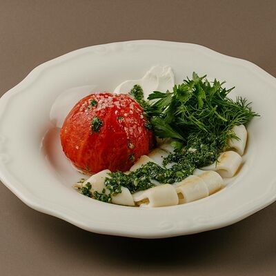 Кальмар с печеным помидором и соусом чимичури в Кими по цене 1000 ₽