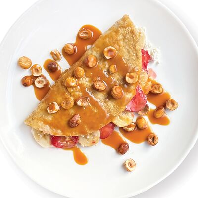 Овсяноблин с творогом, бананом и клубникой, под карамельным соусом (230 г) в Медовик по цене 595 ₽