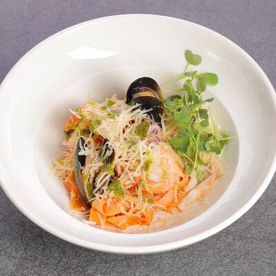 Феттуччине с морепродуктами в Mir love по цене 1109 ₽