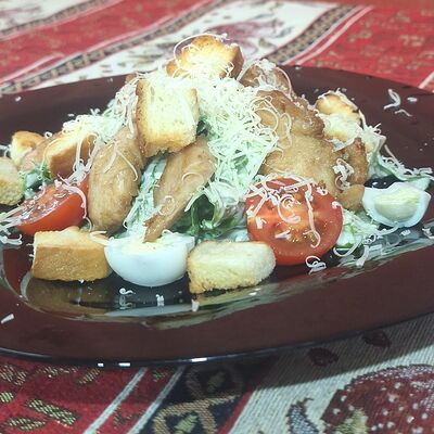 Салат Цезарь с курицей в Огонь и дым по цене 420 ₽