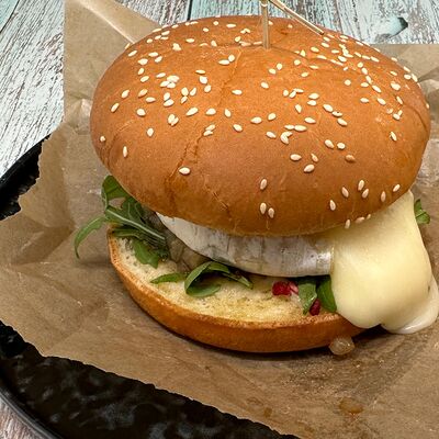 Бургер с камамбером в Сова по цене 975 ₽