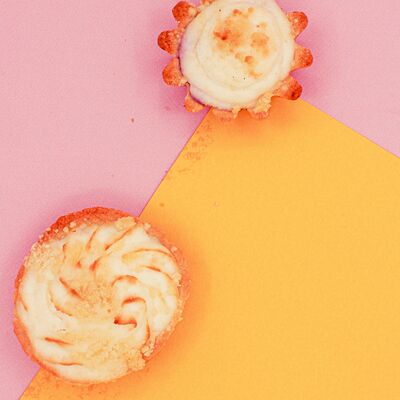 Песочная корзиночка с творогом в Чёрный и белый по цене 65 ₽