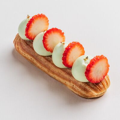 Эклер с клубникой и базиликом в Кондитерская пекарня Варвара и Jerome по цене 248 ₽