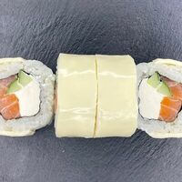 Сырный ролл с лососем в Sushi рай