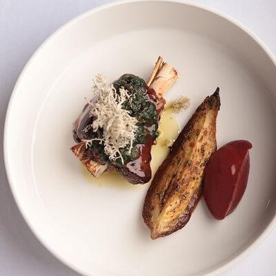 Томленая голень барашка с печеным баклажаном в Бурбон по цене 1850 ₽