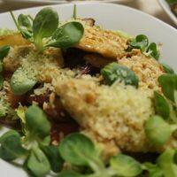 Салат из курицы с яблоками и помидорами в Le Buffet