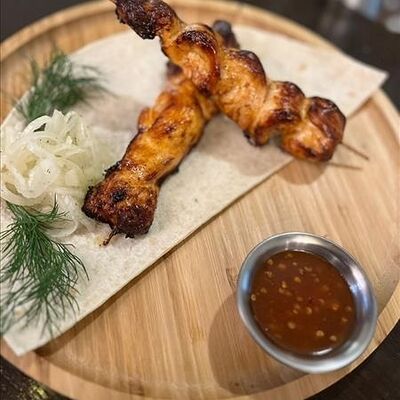 Шашлык из куриного филе в Генрих и Генриетта по цене 390 ₽