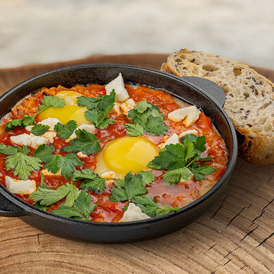 Шакшука с фетой и зеленью в Изикофе по цене 610 ₽