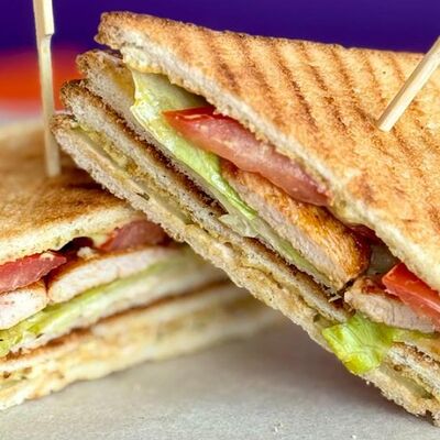 Сэндвич с курицей в Космос бургер по цене 330 ₽