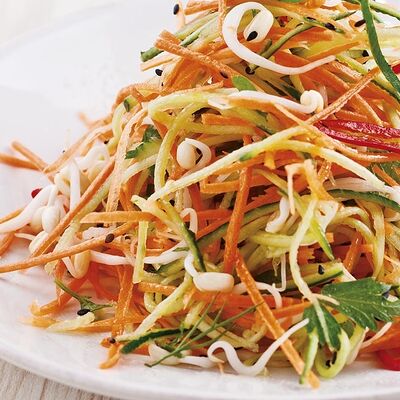 Салат из хрустящих овощей с ореховой заправкой в Чайхана Баранжар по цене 465 ₽