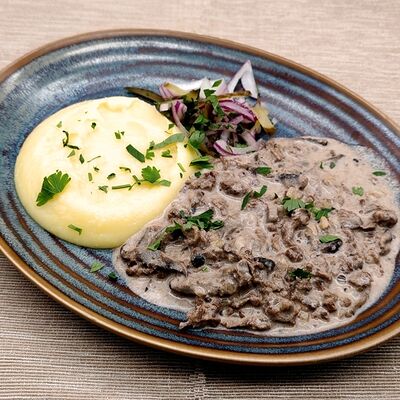 Бефстроганов с картофельным пюре в Кафе-пекарня Susser по цене 520 ₽