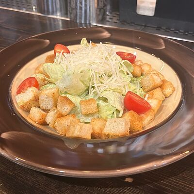 Салат Цезарь с курицей в Бардак Бар по цене 480 ₽