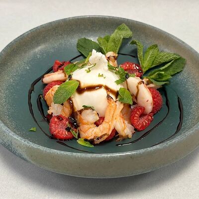 Буррата с свежей малиной и креветками в Двор Помидор по цене 890